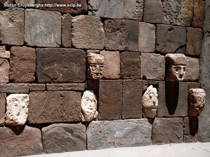 Tiwanaku - Templete Semisubterraneo Achteraan de tempel staan er een 100-tal fraaie koppen van verschillende volkeren. Sommigen lijken zelfs op Afrikanen. Stefan Cruysberghs